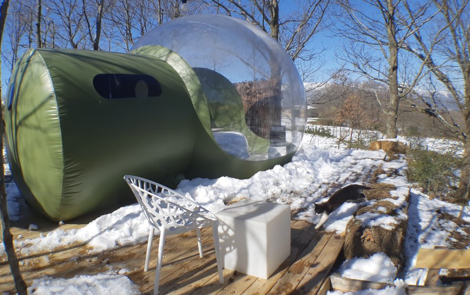 Una Bubble Room di Atmosfera Bubble Glamping avvolta dalla neve